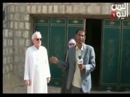 المختطف الالماني يظهر لأول مرة في تقرير تلفزيوني بثته قناة "اليمن اليوم" من مكان اختطافه بمارب ويقول ان صحته تدهورت