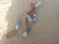 خمس ذخائر صغيرة من نوع ZP-39 ناتجة عن ذخيرة عنقودية مجهولة النوع تطلق من الأرض، تم تصويرها في قرية باقم في محافظة صعدة شمال اليمن في 29 أبريل/نيسان 2015. مازالت إحدى الذخائر الصغيرة تحمل غطاء بنيّ اللون، وهو ما يبرز أنها لم تنفجر كما تم تصميمها. "صورة خاصة بهيومن راتش"