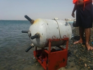 القوات البحرية اليمنية بسواحل ميدي تعلن العثور على لغم بحري حجم كبير 