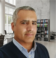 الشاعر والأكاديمي أحمد الفلاحي: تشظت اليمن وتغيرت منظومة القيم بفعل ممنهج من جماعة المصالح والحرب