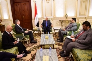 هادي يطالب برفع حظر سفر اليمنيين الى امريكا