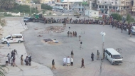 الصورة قبل تنفيذ الجريمة الرجم بساحة المؤسسة الاقتصادية بالمكلا 