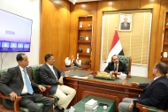 محافظ حضرموت يبحث الإجراءات المتبعة لتطوير مطار الريان الدولي