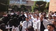 للأسبوع الثاني على التوالي..اطباء وموظفو مستشفى الثورة يواصلون اضرابهم الشامل
