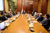 هادي: موقف الحكومة وتواجد وفدها في الكويت تأكيداً على الرغبة الجادة نحو السلام