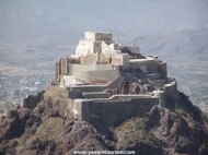 عشرة أوامر عجزت عن ضبط شخصين اعتديا على أرضية ومنزل مواطن في تعز